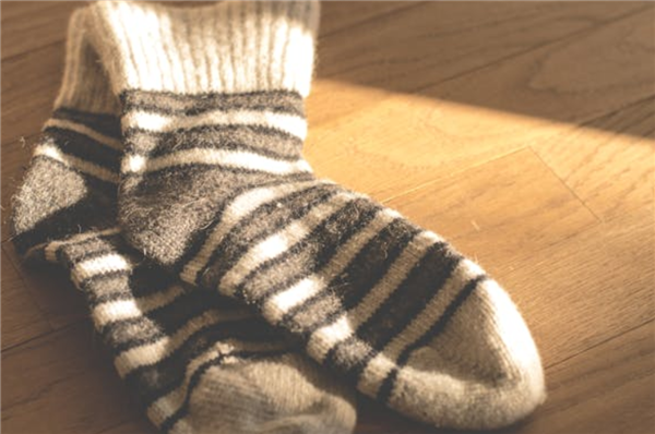 女子把袜子衣服同洗致传染 大夫提示：三件事要出格留意(图1)